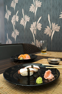 寿司酒吧的餐桌和配给寿司图片