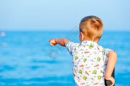 儿童指向海洋中的东西图片
