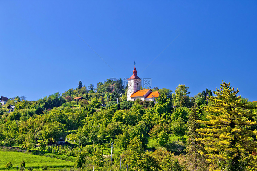 南格罗维茨村丘陵教堂图片