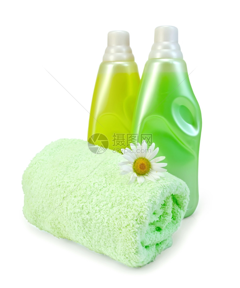 两瓶柔软织物黄色和绿毛巾白底孤立的卡米尔图片