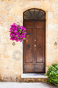 旧门是用鲜花木制成的图片
