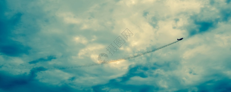上空飞机在表演烟雾弹背景图片