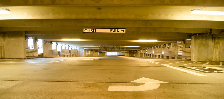 清晨的地下停车场图片