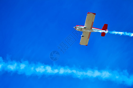 红色战机在空中飞行背景图片
