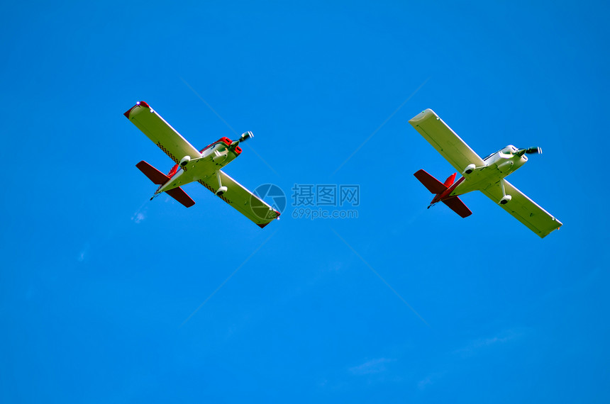 两架红色飞机在执行任务图片