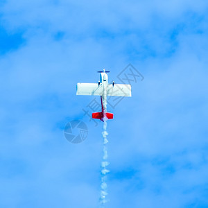 红色战机在空中飞行背景图片