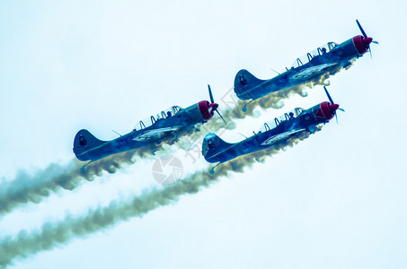 战机编队三架战斗机在空中展示飞行背景