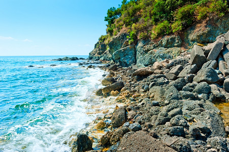 海浪在岩石岸上滚动图片