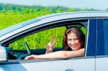 微笑开车的女人图片