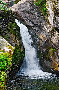 山丘以北脊kvarush山脊上的齐加兰河瀑布高清图片