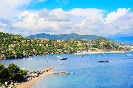 村庄晴朗的港口碧蓝的海水一片祥和背景图片