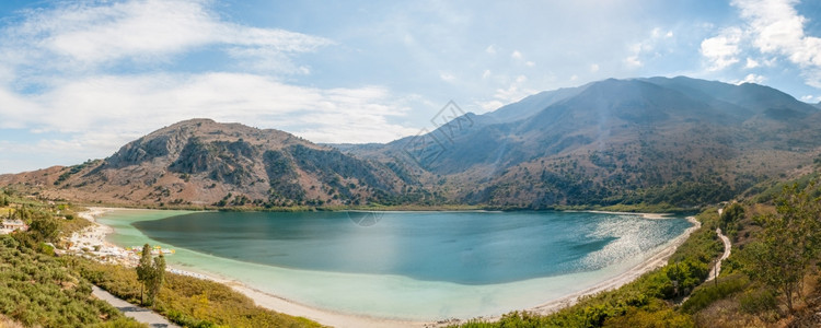 蓝色湖灰色山灰色克里特岛库纳湖全景背景