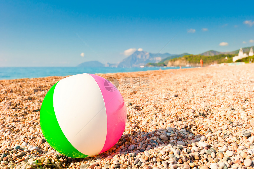 沙滩上多彩的充气球图片
