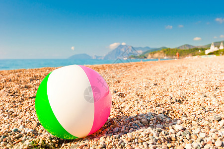 沙滩上多彩的充气球图片
