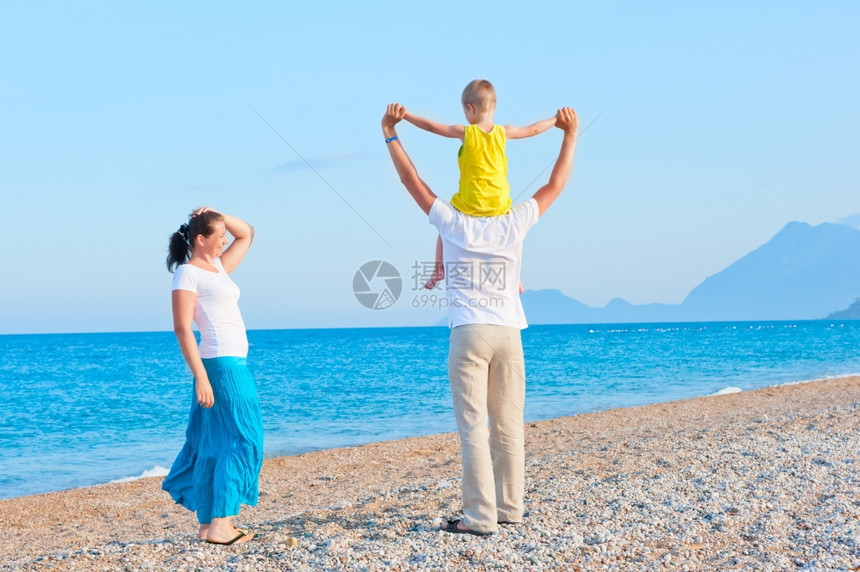 儿子在海边滩玩耍图片
