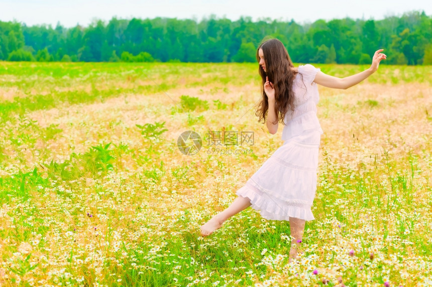 年轻芭蕾舞女在田里与花朵共舞图片