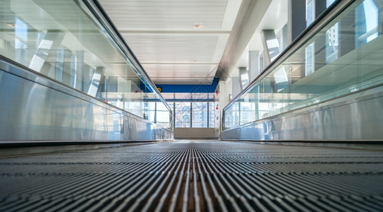 杜拜地铁站的扶梯图片