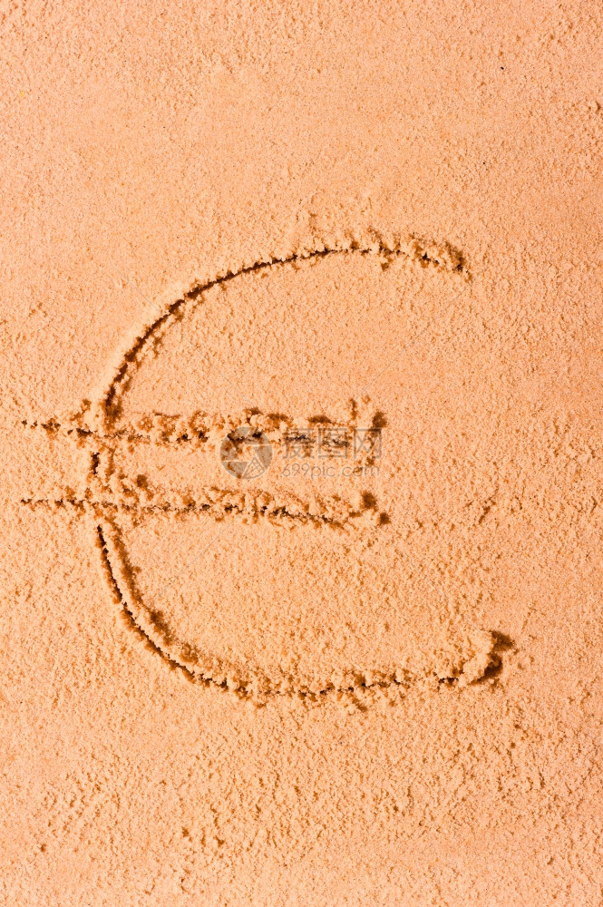 欧元货币符号在海滩上的湿沙被抽取图片