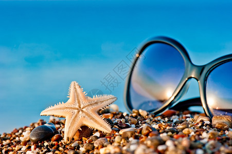 海面对岸边的上星和太阳镜图片