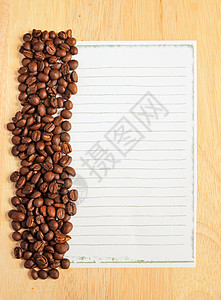 咖啡豆和木制背景纸注释图片