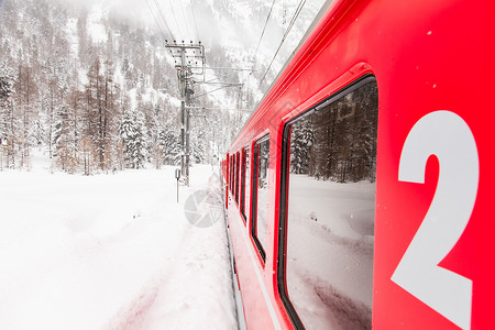一列红色列车在暴雪的中行驶图片