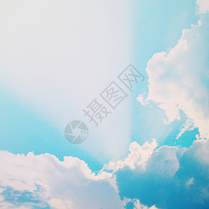 带云和日光束反转过滤效应的蓝色天空图片