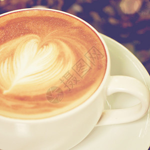 卡布奇诺或拿铁咖啡心脏形状背景图片
