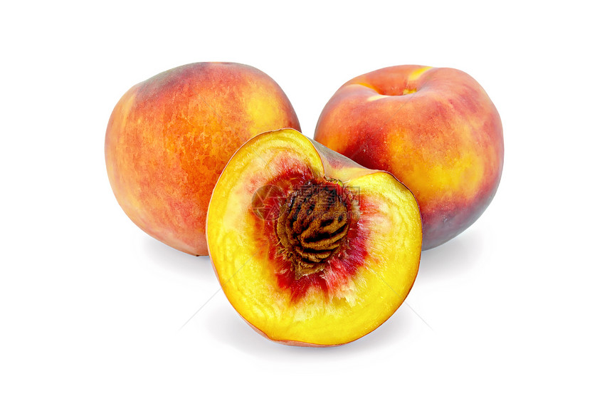 两颗全桃子和半在白色背景上分离图片