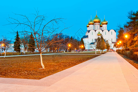 亚罗斯拉夫一个正统教堂的夜拍背景图片
