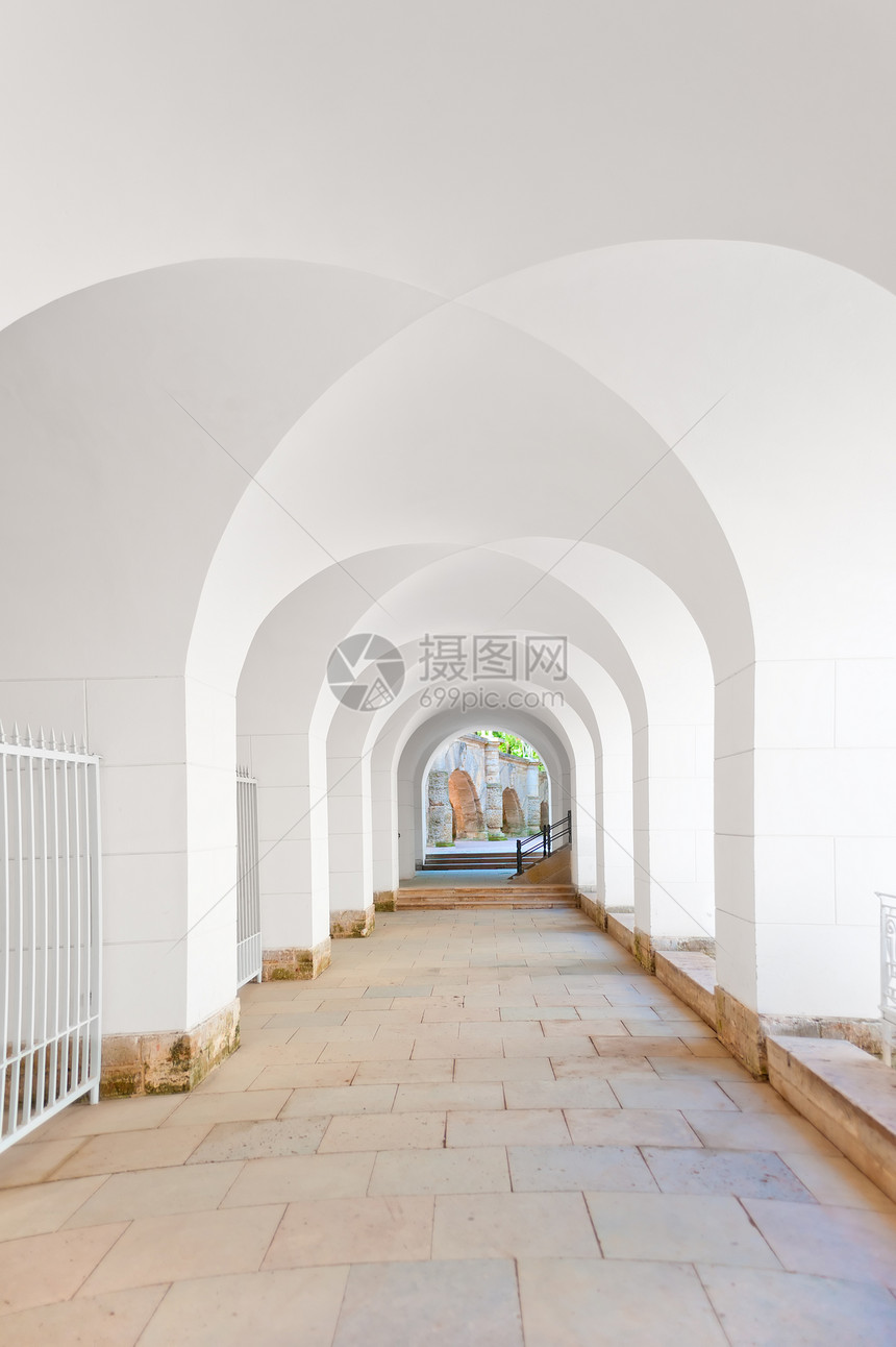 以白形拱门式设定上限的走廊图片