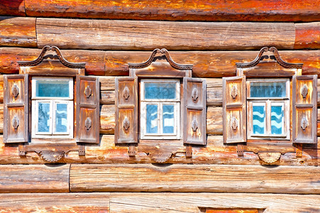 三扇窗户有俄罗斯风格的木屋图片