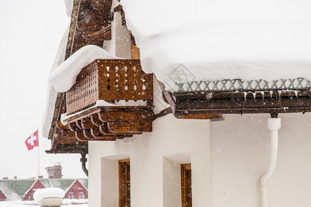 在大雪下着时的swi小屋背着wi的旗子
堆满雪的屋子图片