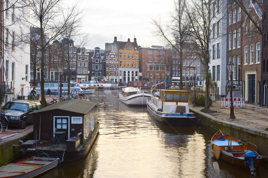 市区的Amsterda和日落光下的频道图片