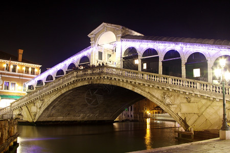 里亚尔托桥威尼斯意大利夜晚河流大运图片