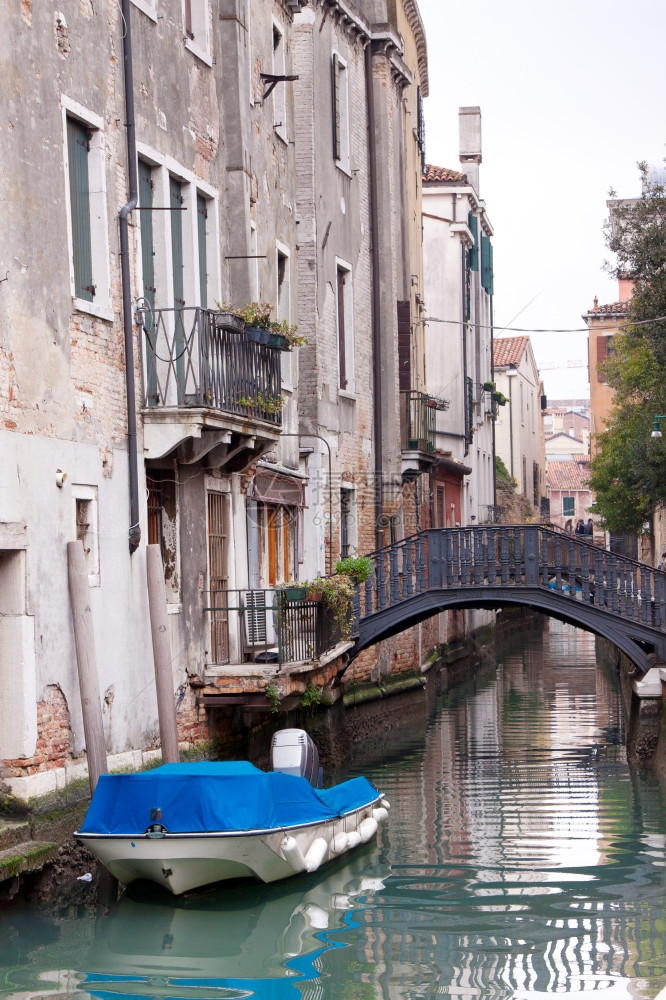 美丽的水流街道威尼斯意大利河中的运图片