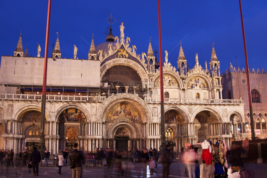 圣十字和广场的在威尼斯意大利晚上教堂图片