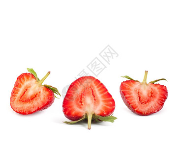 清白背景上的新切草莓图片