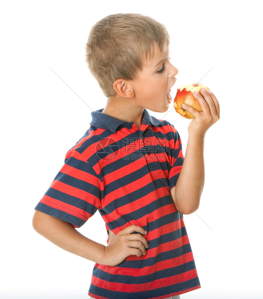男孩手持白背景孤立的苹果图片