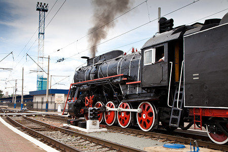 旧的蒸汽列车正驶离火站旧的蒸汽引擎火车头列沿着铁路向摄像头前进背景