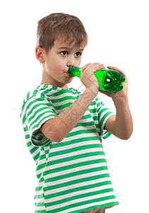 白背景孤立的男孩饮用水图片