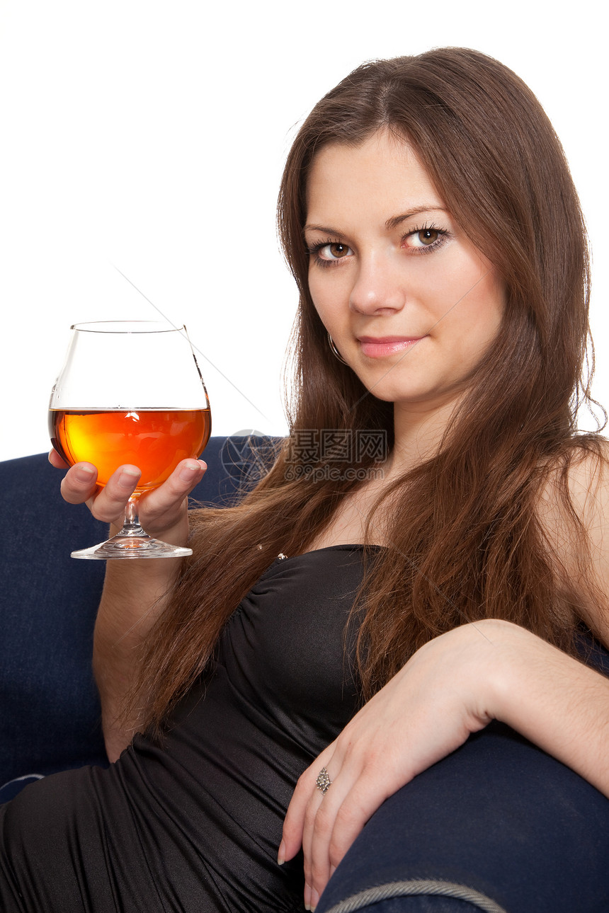 女人拿着一杯葡萄酒图片
