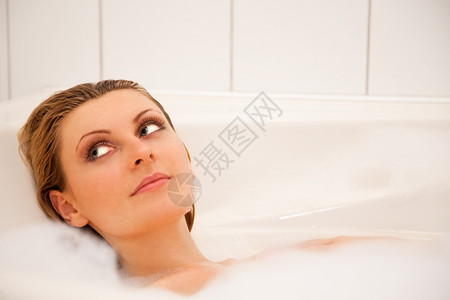 美女在浴缸里泡澡图片
