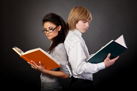 两个学生在读书图片