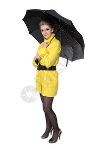 穿着黄色大衣鞋子和白色雨伞的妇女图片