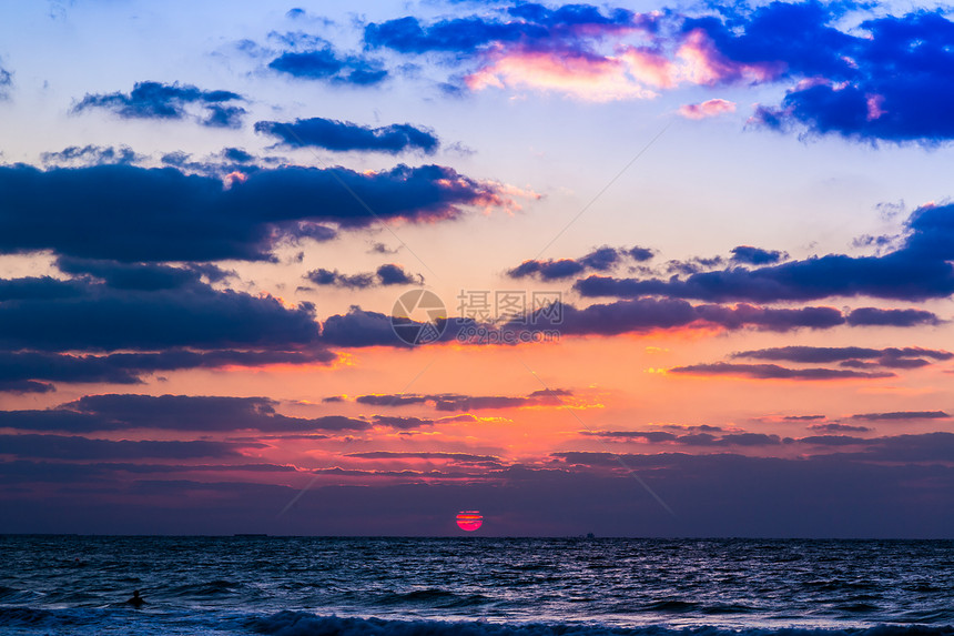 沙滩上美丽的日落惊人颜色光束闪耀在阿拉伯湾海景的云彩中团结阿拉伯酋长国杜拜海和滩图片