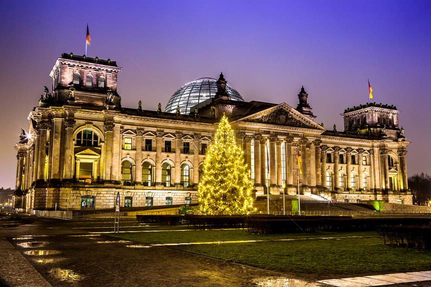 明亮的雷希斯塔格建筑位于柏林圣诞节的德国图片