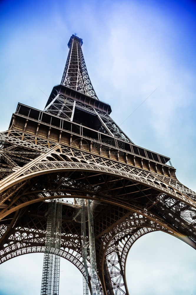 在阳光明媚的日子里在法国巴黎的埃菲尔塔图片