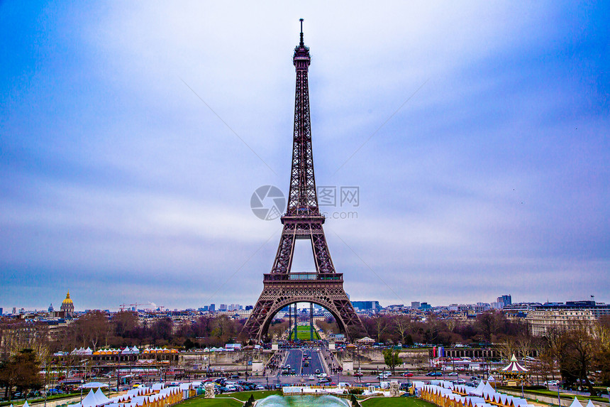 在阳光明媚的日子里在法国巴黎的埃菲尔塔图片
