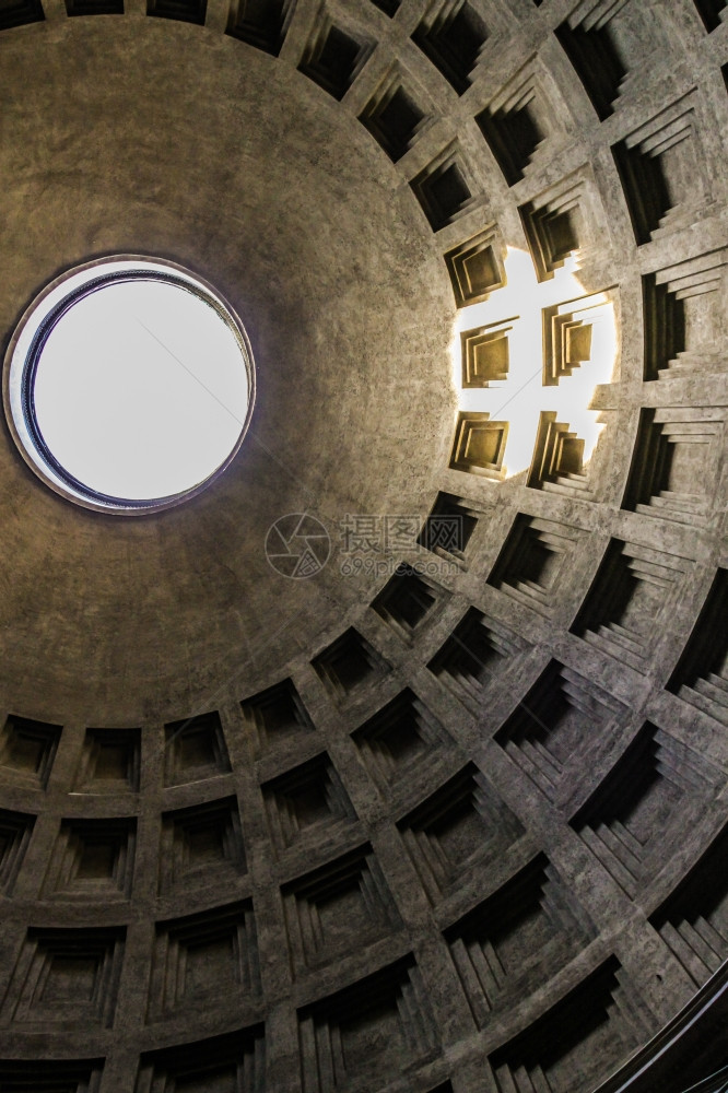 意大利罗马万神殿的穹顶万神殿一词在希腊语中的含义是一个形容词对每个神都有意义它大约是公元126年由皇帝哈德良建造的图片