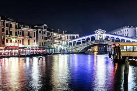 里亚尔托桥威尼斯意大利夜晚河流大运图片